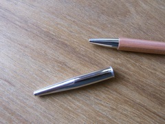 大人の鉛筆には、金属キャップが入らない