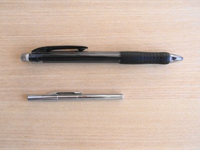 ペン型耳かき　普通のボールペンとの大きさ比較