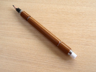ダブル鉛筆補助軸によって消しゴム付き鉛筆が完成